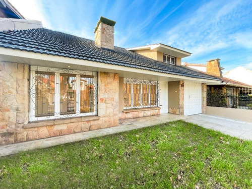 Casa En Venta - 2 Dormitorios 3 Baños - Cochera - 303mts2 - Mar Del Plata
