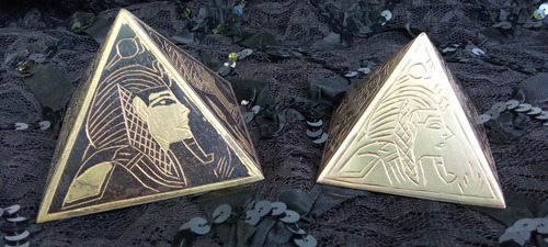 Piramides De Bronce Decoradas Con Imagenes De Egipto,(juego (Usado)