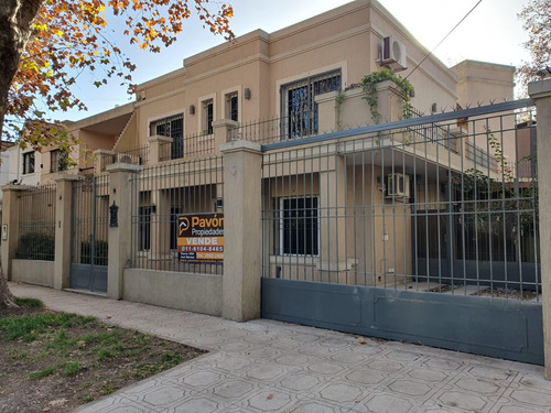 Casa En Venta - 6 Ambientes Con Pileta - Adrogué 