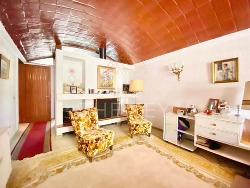 Casa En Venta De 4dorm, 3 Serv, Piscina, Jardin. En Vitacura