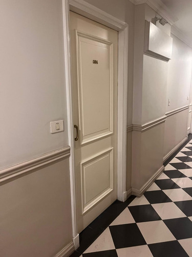 Oficina En Ciudad Vieja En Edificio De Categoria, Cerca De Puerto De Montevideo