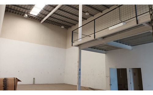 Arriendo Bodega De 204,1 M2 + 47,6 M2 De Altillo, Av. La Mon