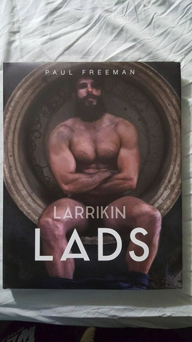 Livro Larrikin Lads De Paul Freeman Assinado - Contém Nu