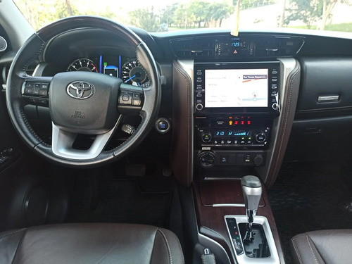 Toyota Hilux SW4 2.8 SRX 4X4 7 LUGARES 16V TURBO INTERCOOLER DIESEL 4P AUTOMÁTICO