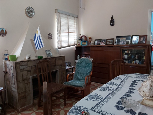 Imagen 11 de 21 de Estupendo Chalet 2 Dorm Parquet. Living Estufa Aleña. Cocina Amplia Y Baño De Época. Impecable Mantenido. Excelente Construcción En 1129 Mts2. Jardin. Garage. Entrad Lateral. Fondo Arbolado Sobre Av.