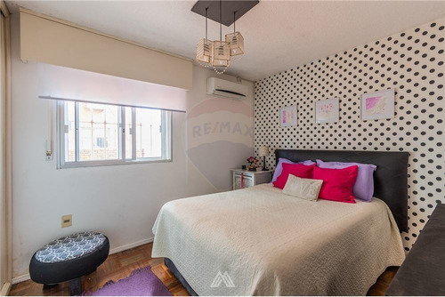 Venta Apto 2 Dorm. C/ Patio Y Garage, Ciudad Vieja