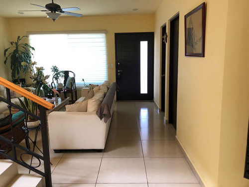 En Venta Casa En Centro Sur, Claustros, Gran Ubicación, Alberca, 3 Recamaras..