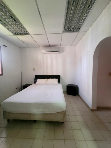Cómoda Casa De Uso Residencial O Comercial, En Plena Av. Bolívar De Lechería