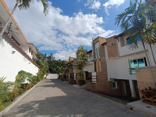 Exclusivo Townhouse En Venta En Barrio Sucre Db 24-8025