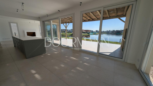 Casa En Venta 4 Habitaciones Dependencia Laguna | Barrio Santa Ana | Villanueva