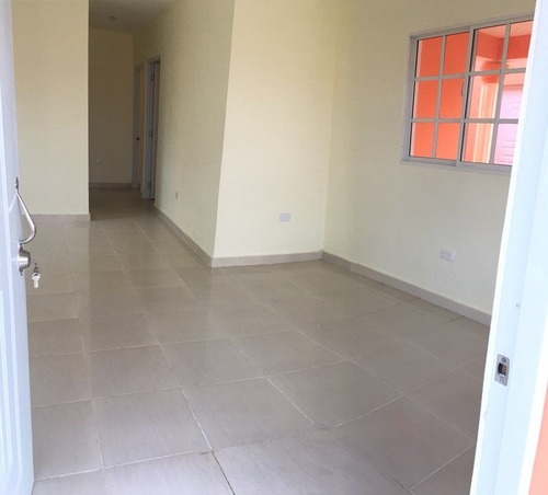 Imagen 3 de 11 de Casa De 3 Habitaciones, 2 Baños, Parqueo Y Patio.