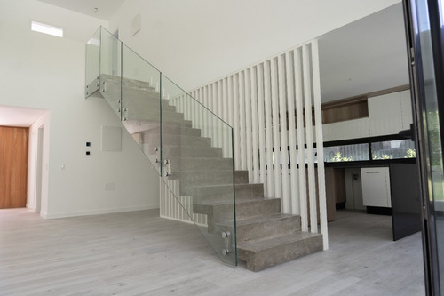 Casa En Punta Del Este. Venta Y/o Alquiler