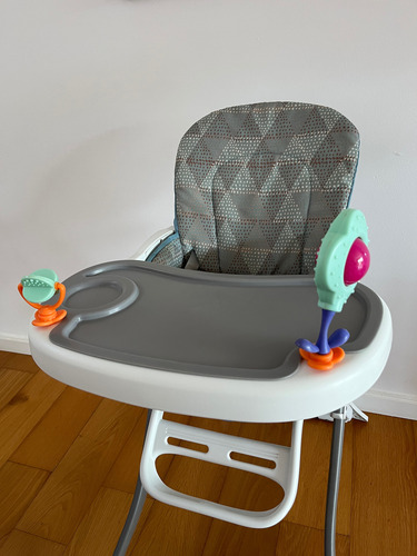 Silla De Comer Carestino Rio Fondo Verde Azulado Con Puntitos En Tonos Marrones Y Blanco (Usado)