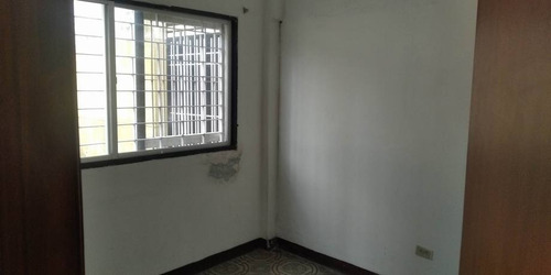 Imagen 11 de 17 de Av. Raúl Leoni Quinta Gina, Frente Al Polideportivo A Una Cuadra Antes De La Av. Bolivar