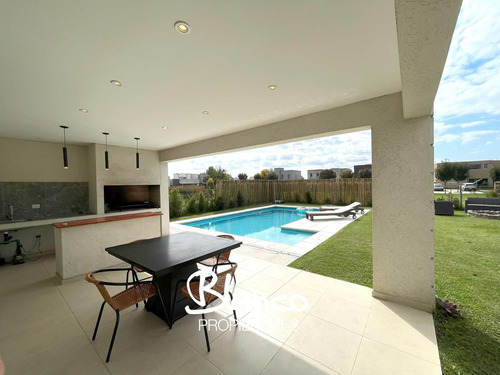 Casa En Venta En Santo Tomás, Pilar, G.b.a. Zona Norte