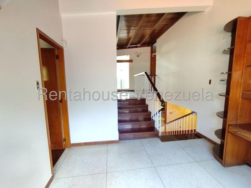 Amplia Y Hermosa Casa Con Excelente Zona Verde En Venta. Urb. Cumbre De Curumo.