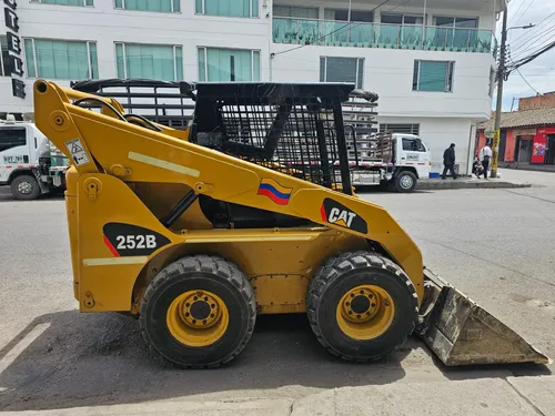 Minicargador Caterpillar 252b