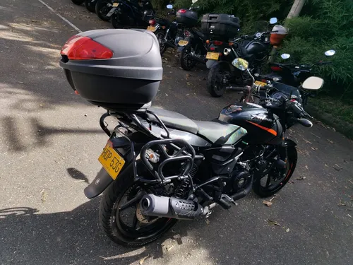 Pulsar 180 Fi Neon
