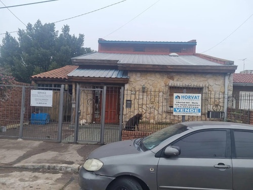 Casa En Venta De 4 Dormitorios C/ Cochera En San Antonio De Padua En La La Mejor Ubicacion Quincho 3 Baños Quincho Galpon Lote Propio De 300 M2 No Es Apta Credito