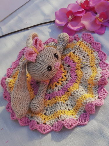 Imagen 3 de 4 de Combo Florinda - Manta De Apego Y Sonajero Tejida Al Crochet