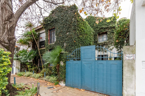 Encantadora Casa Antigua Con Actualizaciones Y Muy Buen Jardin.