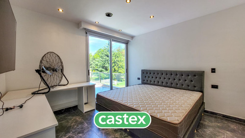 Casa En Venta En Terralagos, Canning