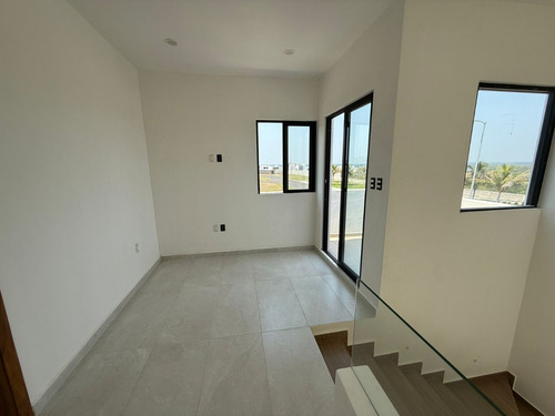 Estrena Casa Con Recámara En Planta Baja, Amplios Espacion 3 Recámaras Cada Una Con Baño. Casa Club Con Alberca.