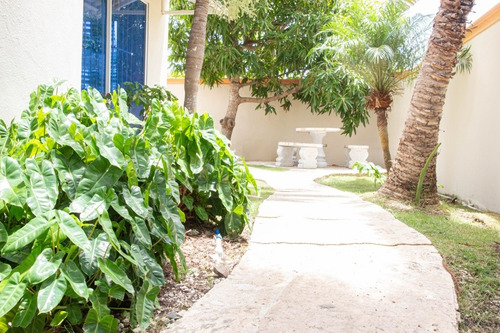 Imagen 16 de 30 de Exquisita Casa En Bávaro Con Piscina Y Amueblada