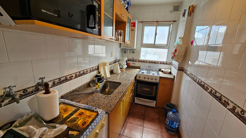 Departamento De 2 Ambientes Con Dependencia, Dos Baños. Balcon. Zona Plaza Colon