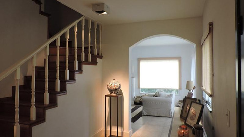 Imagen 5 de 30 de Casa En Venta De Estilo Clásico Con Amplios Ambientes En Abril Club De Campo