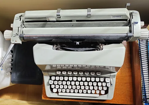Máquina De Escribir Hermes 9 En Color Clásico (Usado)