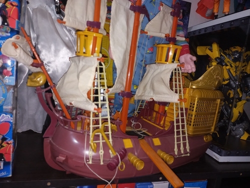 Imagen 3 de 9 de Barco Peter Pan + 2 Playset Marca Famosa