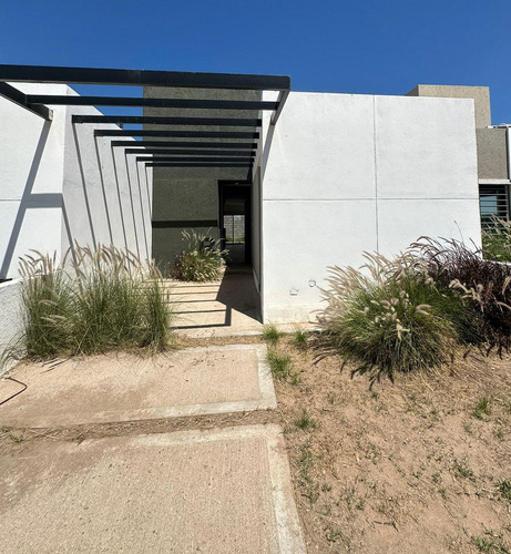 Duplex En Venta En Solares De Manantiales - 2 Dormitorios  - Todo En Planta Baja