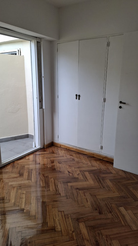 Departamento De 3 Ambientes Sobre Avenida Con Cochera Cubierta Con Enorme Patio Super Luminoso Y Aireado