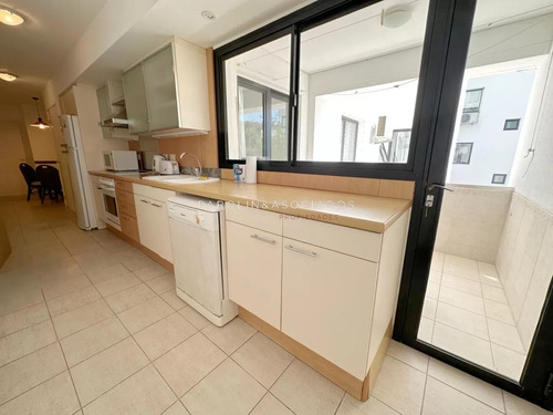 Apartamento En Venta En Primera Linea De Brava De 3 Dormitorios Edificio Arenas Blancas, Punta Del Este.