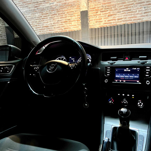 Imagen 12 de 24 de Volkswagen Golf 2016 1.6 Trendline