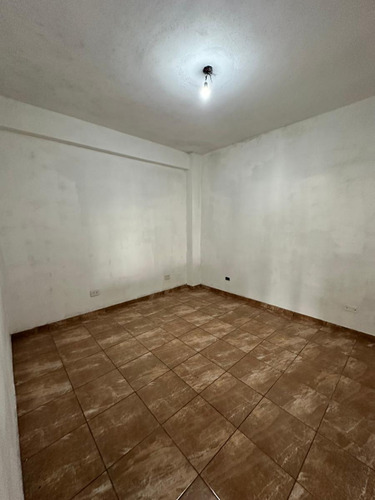 Alquiler - Villa Madero - Departamento 3 Ambientes Con Patio - 2do. Piso Por Escalera- Sin Expensas