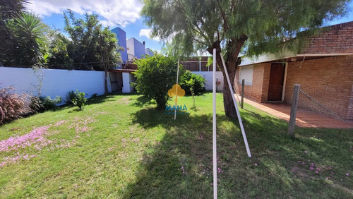 Venta, Casa 4 Dormitorios, A 100 Metros De Avenida Principal - Atlántida Ca735