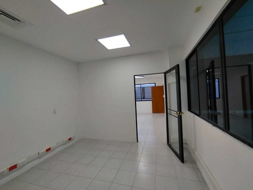 Imagen 12 de 24 de Oficina Para Arriendo Sector Centro Plaza De Bolivar / Cod 4996417