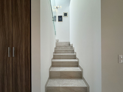 Casa En Venta En Lomas Del Marqués, Qro; Con Recámara En Planta Baja
