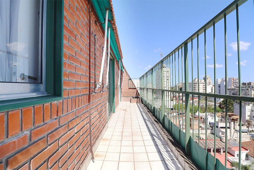 Dpto. 4 Amb. En Duplex Con 2 Balcones Y Cochera