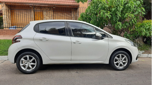 Imagen 2 de 25 de Peugeot 208 Allure