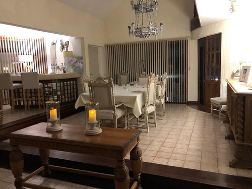 Casa En Venta De 5 Dormitorios En Lugano