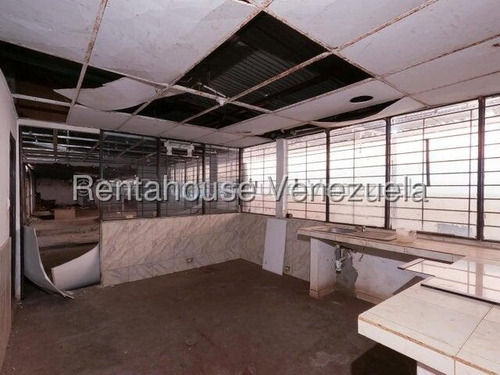 Local Comercial En Alquiler En Barquisimeto Crr 19 Es Amplio Tiene Estrategica Ubicacion Con Area De Oficinas Y Baños Mucho Potencial! Cod 25 10466 Comunicate Soy Gabi Irastorza