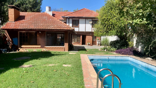 Casa En Venta 5 Ambientes Con Parque Y Piscina. Ranelagh. Berazategui
