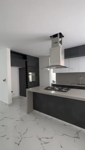 Venta De Casa En Condominio De 460mt2 Las Mercedes, Jamundí 11048.