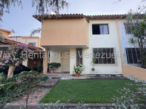 Daniela Linarez Vende Casas En Excelente Zona De Cabudare Posee 544m2 Muy Amplia Moderna Y Acogedora Con Todos Los Servicios Basicos Operativos Cocina Empotrada Bellas Areas Comunes