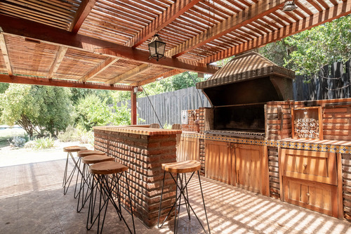 Vive Seguro En Chicureo: Casa Chilena En Condominio Central