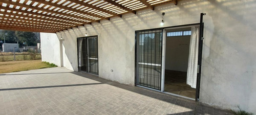 Imagen 2 de 17 de Excelente Casa Tipo Quincho A La Venta - Cañuelas