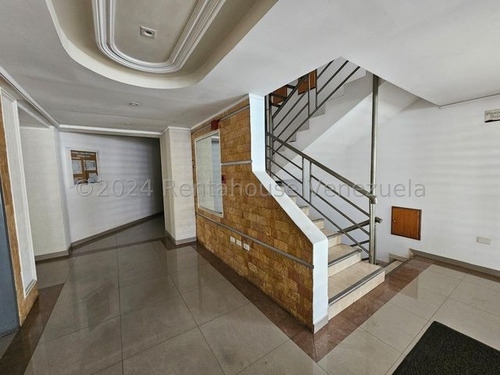 Amplio Apartamento Amoblado En Venta, Urb. Los Caobos, Maracay, Planta Electrica Y Pozo, 25-15272 Mv